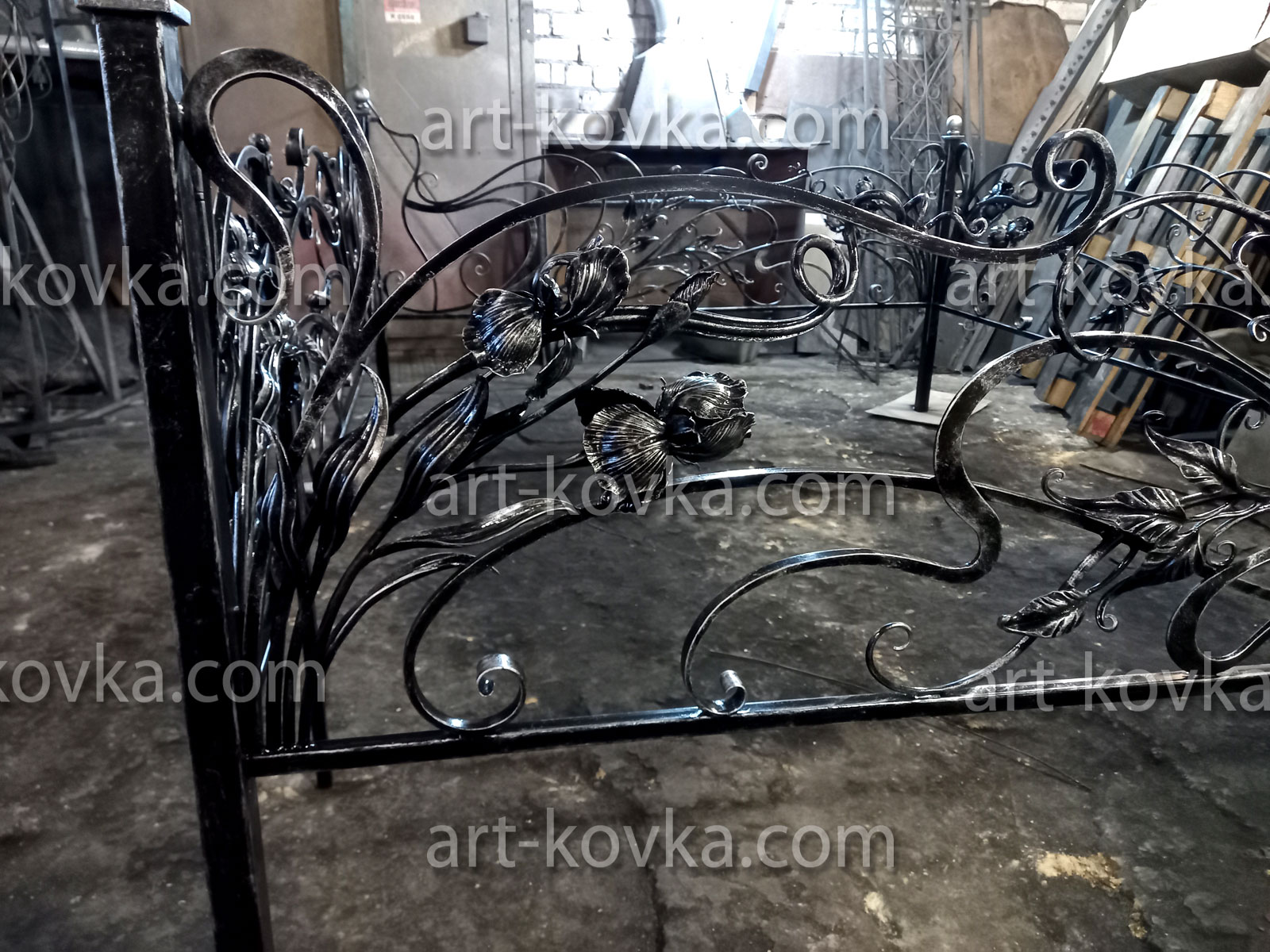Ограда кованая на могилу с ирисами и коваными листьями