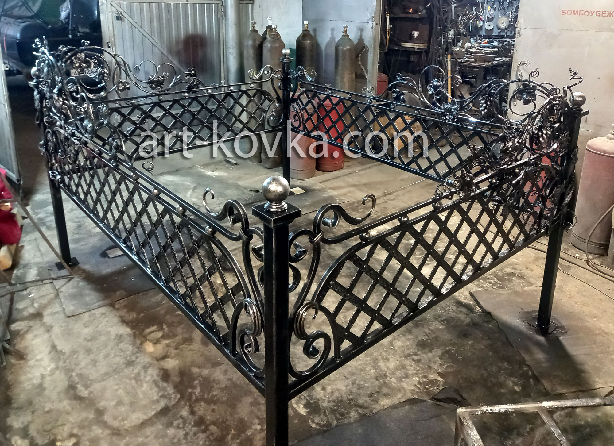 Ограда кованая несимметричная с виноградной лозой и кованой сеткой